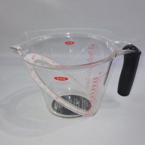 OXO Plastic 1 Litre or 32 Fl oz Measuring Cup Angled Surface